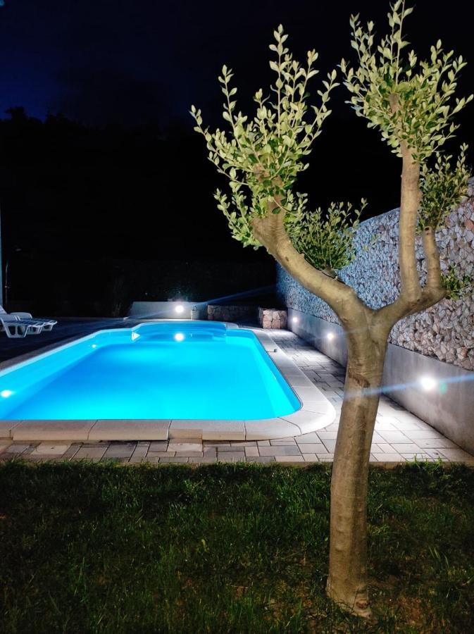 Village Holiday Apartman With Heated Pool Maslina Kostanje Buitenkant foto