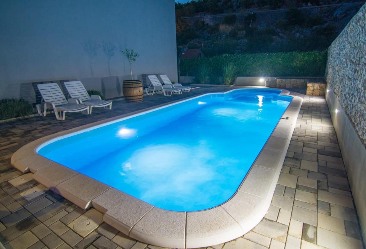 Village Holiday Apartman With Heated Pool Maslina Kostanje Buitenkant foto